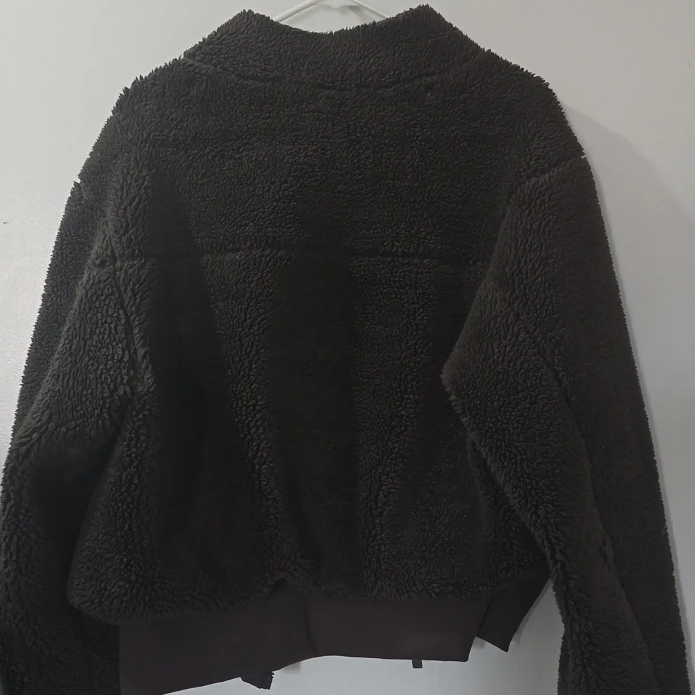ALO Yoga Foxy Sherpa Teddy Jacket in Dark Brown - Picture 10 of 11